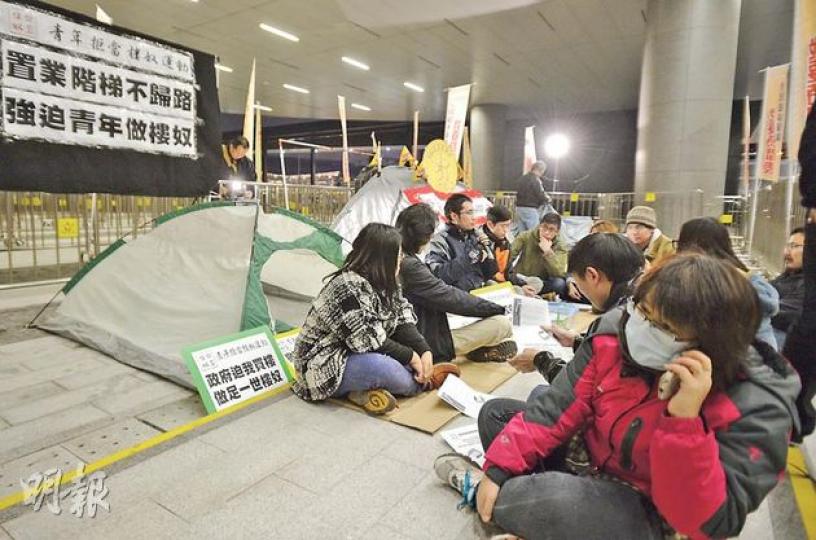 特首梁振英今日公布任內第二份《施政報告》,「青年拒當樓奴運動」十幾名成員昨晚在立法會廣場紮營集會,批評政府的房屋政策未能令年輕人踏上置業階梯。他們會留守至今日下午,直至梁振英宣讀《施政報告》完畢為止。(葉家豪攝) 特首梁振英今日公布任內第二份《施政報告》,「青年拒當樓奴運動」十幾名成員昨晚在立法會廣場紮營集會,批評政府的房屋政策未能令年輕人踏上置業階梯。他們會留守至今日下午,直至梁振英宣讀《施政報告》完畢為止。(葉家豪攝)