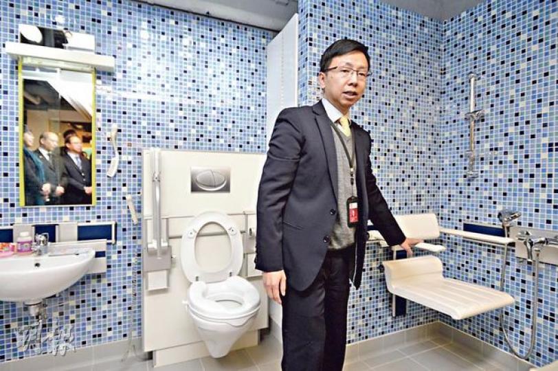 房協經理(長者服務)歐陽家裕舉例,在浴室設施加裝扶手,添置掛牆冲涼椅和廁板加高器等,可便利長者梳洗,減低受傷風險。(葉家豪攝) 房協經理(長者服務)歐陽家裕舉例,在浴室設施加裝扶手,添置掛牆冲涼椅和廁板加高器等,可便利長者梳洗,減低受傷風險。(葉家豪攝)
