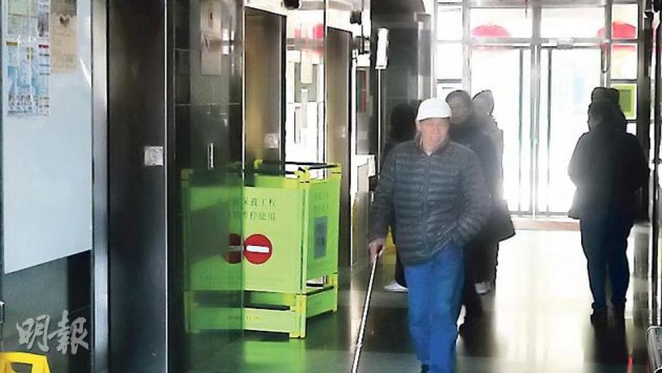 粉嶺嘉明閣前日發生升降機斷纜事故,肇事2號升降機已封起維修,工程人員昨晨再到場向管理員了解事發經過。(林智傑攝) 粉嶺嘉明閣前日發生升降機斷纜事故,肇事2號升降機已封起維修,工程人員昨晨再到場向管理員了解事發經過。(林智傑攝)