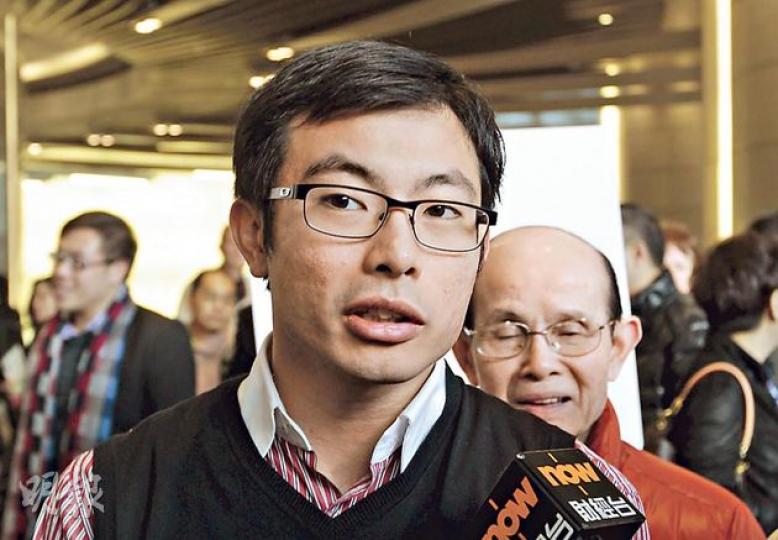 睇樓客看法﹕昨日到場登記入市馬鞍山新盤迎海•星灣的王先生認為,雖然政府大力增加土地供應,但他估計美國的加息周期起碼要到2016年才會開始,因此並不擔心樓價會下跌。(李澤彤攝) 睇樓客看法﹕即將新婚的溫先生表示,不擔心樓價會因為政府增加房屋供應而下跌,但就稱政府的施政報告中缺乏對上車客的援助,例如提供首置人士津貼。(李澤彤攝) 睇樓客看法﹕昨日到場登記入市馬鞍山新盤迎海•星灣的王先生認為,雖然政府大力增加土地供應,但他估計美國的加息周期起碼要到2016年才會開始,因此並不擔心樓價會下跌。(李澤彤攝) 睇樓客看法﹕即將新婚的溫先生表示,不擔心樓價會因為政府增加房屋供應而下跌,但就稱政府的施政報告中缺乏對上車客的援助,例如提供首置人士津貼。(李澤彤攝)