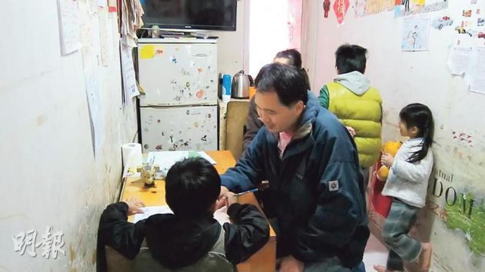 任職中港貨車司機的謝先生(中)與太太育有3名子女,居於深水埗劏房,每月靠1.9萬元收入生活,他希望利用「低收入在職家庭補貼」為子女報讀興趣班。(邱雅錡攝) 任職中港貨車司機的謝先生(中)與太太育有3名子女,居於深水埗劏房,每月靠1.9萬元收入生活,他希望利用「低收入在職家庭補貼」為子女報讀興趣班。(邱雅錡攝)