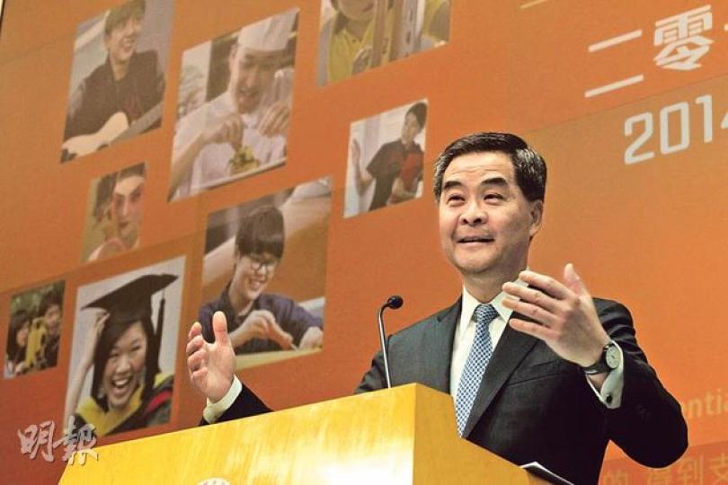 特首梁振英昨公布任內第二份施政報告,大灑公帑派福利,但沒有具體政策惠及中產,他否認「買民望」,並指報告不少篇幅提及推動經濟發展,而防止中產向下流動的最好辦法,就是搞好經濟。(李紹昌攝) 特首梁振英昨公布任內第二份施政報告,大灑公帑派福利,但沒有具體政策惠及中產,他否認「買民望」,並指報告不少篇幅提及推動經濟發展,而防止中產向下流動的最好辦法,就是搞好經濟。(李紹昌攝)