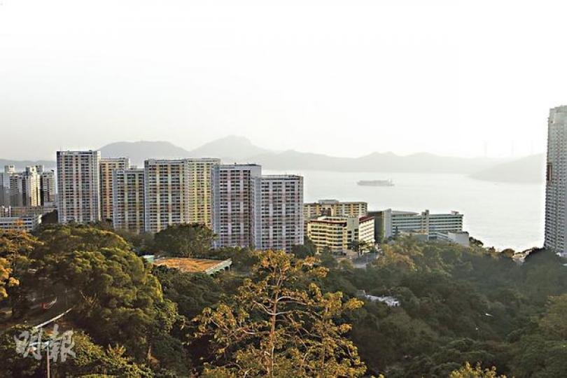 華富邨47年來見證香港公屋發展,不少老街坊仍在屋邨居住安享晚年,但樓宇破舊,密度偏低,政府終於決定落實全面清拆重建。政府計劃在附近的空置土地和山坡,興建新公屋安置原有邨民。(郭慶輝攝) 華富邨47年來見證香港公屋發展,不少老街坊仍在屋邨居住安享晚年,但樓宇破舊,密度偏低,政府終於決定落實全面清拆重建。政府計劃在附近的空置土地和山坡,興建新公屋安置原有邨民。(郭慶輝攝)