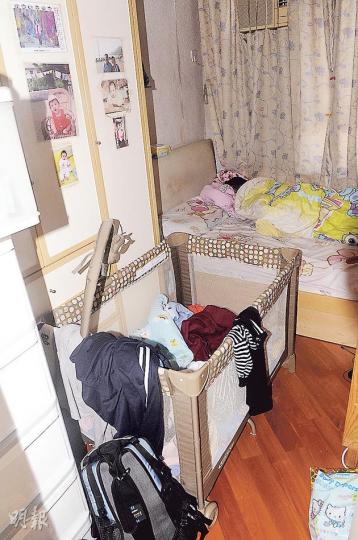 吳母稱,兒子魷魚仔3個月前開始「扭計」不肯睡嬰兒牀,夫婦二人遂晚上抱他到大人牀(後)一起睡。(湯俊彥攝) 猝死男嬰23歲母親郭詠彤,事後手拿着有兒子遺照的相簿,不停翻看,哭着稱﹕「好後悔去咗飲嘢呀!」(湯俊彥攝) 吳母稱,兒子魷魚仔3個月前開始「扭計」不肯睡嬰兒牀,夫婦二人遂晚上抱他到大人牀(後)一起睡。(湯俊彥攝) 猝死男嬰23歲母親郭詠彤,事後手拿着有兒子遺照的相簿,不停翻看,哭着稱﹕「好後悔去咗飲嘢呀!」(湯俊彥攝)