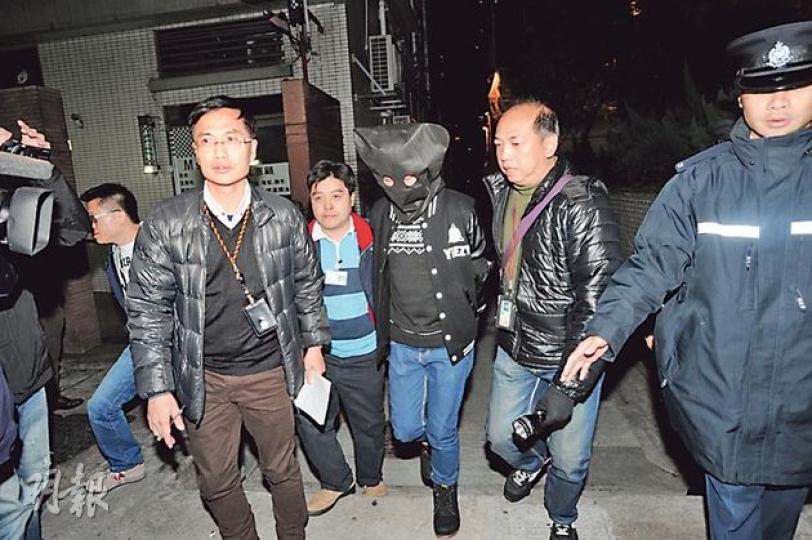 昨晚深夜,探員將其中22歲被捕大學生以黑布蒙頭,押返西灣河街後巷縱火案現場調查。(樊銳昌攝) 昨晚深夜,探員將其中22歲被捕大學生以黑布蒙頭,押返西灣河街後巷縱火案現場調查。(樊銳昌攝)