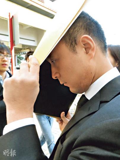 據悉目前已無執業的律師被告馮慶灝(圖),昨否認兩項非禮罪受審。辯方質疑兩名事主在現場「捉錯人」,但其中一名事主指認得非禮她的人「無咩頭髮」及穿粉紅色上衣,故肯定沒有捉錯。辯方則透露另一名事主8年前曾有干擾車輛及盜竊案底。(陳倢朗攝) 據悉目前已無執業的律師被告馮慶灝(圖),昨否認兩項非禮罪受審。辯方質疑兩名事主在現場「捉錯人」,但其中一名事主指認得非禮她的人「無咩頭髮」及穿粉紅色上衣,故肯定沒有捉錯。辯方則透露另一名事主8年前曾有干擾車輛及盜竊案底。(陳倢朗攝)