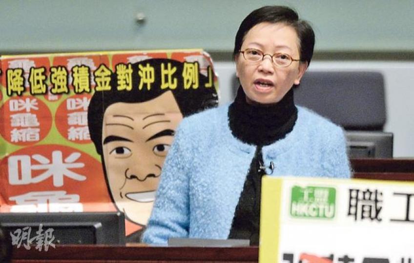 工黨何秀蘭昨就政改促港府如實諮詢民意,「只要我們一息尚存,也不會讓下一代以後都只有滲了三聚氰胺的假選舉」。(余俊亮攝) 黃毓民昨於答問大會上批評政改諮詢文件「搵笨實」,被主席曾鈺成以行為極不檢點為由逐離場。黃一度拒絕離開,最終被保安帶離場。(李紹昌攝) 工黨何秀蘭昨就政改促港府如實諮詢民意,「只要我們一息尚存,也不會讓下一代以後都只有滲了三聚氰胺的假選舉」。(余俊亮攝) 黃毓民昨於答問大會上批評政改諮詢文件「搵笨實」,被主席曾鈺成以行為極不檢點為由逐離場。黃一度拒絕離開,最終被保安帶離場。(李紹昌攝)