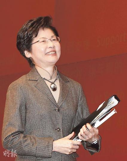 政務司長林鄭月娥表示,《施政報告》建議的低收入在職家庭津貼,可令逾20萬戶共71萬人受惠,當中3.83萬戶更可因而脫貧,令整體貧窮率由15.2%減至13.1%。(李紹昌攝) 關注基層住屋問題聯席昨日到立法會抗議,要求設立租管和增建公屋,批評特首梁振英發表的施政報告沒解決基層住屋問題。(余俊亮攝) 政務司長林鄭月娥表示,《施政報告》建議的低收入在職家庭津貼,可令逾20萬戶共71萬人受惠,當中3.83萬戶更可因而脫貧,令整體貧窮率由15.2%減至13.1%。(李紹昌攝) 關注基層住屋問題聯席昨日到立法會抗議,要求設立租管和增建公屋,批評特首梁振英發表的施政報告沒解決基層住屋問題。(余俊亮攝)