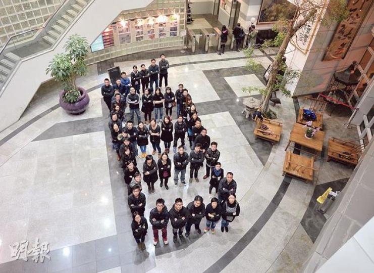 壹傳媒工會(上圖)及港台節目製作人員工會(下圖)發起「黑衣撐自由」聯合行動,共約100名業界人士穿上黑衣砌出「自」、「由」二字,表達對新聞自由、編輯自主的支持。(盧翊銘攝) 壹傳媒工會(上圖)及港台節目製作人員工會(下圖)發起「黑衣撐自由」聯合行動,共約100名業界人士穿上黑衣砌出「自」、「由」二字,表達對新聞自由、編輯自主的支持。(盧翊銘攝)