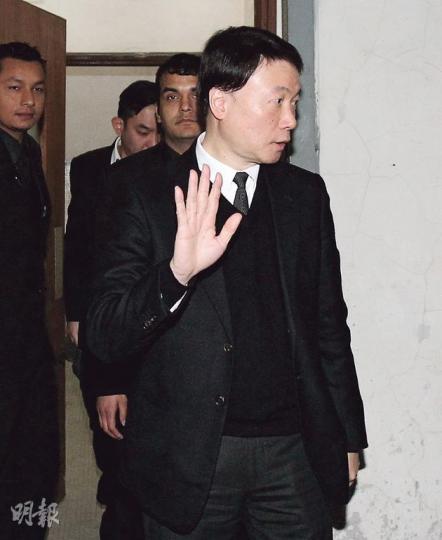 本來選擇不作供的羅傑承(圖),昨在法官的邀請下發表感想,指自己一向守法,是清白的,但過去兩年因此案受盡批評,但相信付出的代價值得,望法庭還他公道。(林俊源攝) 審訊於昨早9時45分開始,被告華人置業主席「大劉」劉鑾雄的女友呂麗君(圖)續到場聽審,但因被告眾多及陳辭冗長,呂聽至晚上8時許便離開,審訊至9時許才完結。(林俊源攝) 本來選擇不作供的羅傑承(圖),昨在法官的邀請下發表感想,指自己一向守法,是清白的,但過去兩年因此案受盡批評,但相信付出的代價值得,望法庭還他公道。(林俊源攝) 審訊於昨早9時45分開始,被告華人置業主席「大劉」劉鑾雄的女友呂麗君(圖)續到場聽審,但因被告眾多及陳辭冗長,呂聽至晚上8時許便離開,審訊至9時許才完結。(林俊源攝)