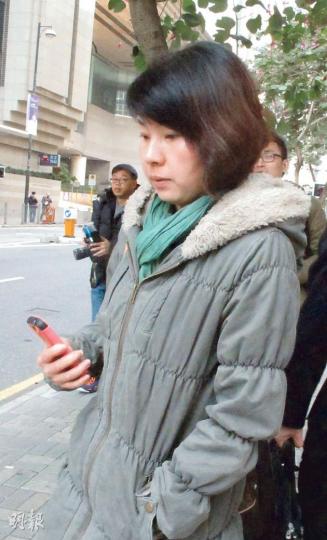 董事吳偉明入稟向前女友劉欣(圖)追討27萬元貸款,但劉欣指其中5.9萬元為吳給她的禮金和裝修費用。(羅慧茵攝) 董事吳偉明入稟向前女友劉欣(圖)追討27萬元貸款,但劉欣指其中5.9萬元為吳給她的禮金和裝修費用。(羅慧茵攝)