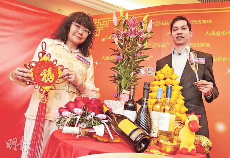 香港鮮花零售業協會主席謝黃小燕(左)表示,今年中西方情人節為同一日,男士應最少早一星期預訂玫瑰才確保能買得到;餐酒專家盧敏釗(右)指出,情人節及農曆新年這些喜慶節日較適合喝甜酒、有汽紅酒及玫瑰酒等一類較易入口的餐酒。(李澤彤攝) 香港鮮花零售業協會主席謝黃小燕(左)表示,今年中西方情人節為同一日,男士應最少早一星期預訂玫瑰才確保能買得到;餐酒專家盧敏釗(右)指出,情人節及農曆新年這些喜慶節日較適合喝甜酒、有汽紅酒及玫瑰酒等一類較易入口的餐酒。(李澤彤攝)