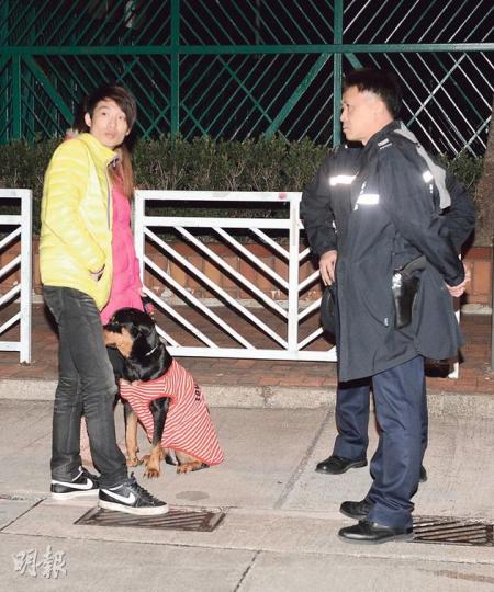 遭兩名冒警男子行劫的男事主(黃衣)及妻子在現場協助警方調查。(蔡方山攝) 遭兩名冒警男子行劫的男事主(黃衣)及妻子在現場協助警方調查。(蔡方山攝)