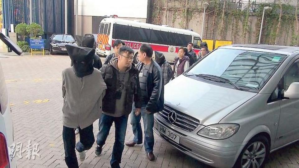 行動中警方拘捕15名疑犯,他們均以涉嫌串謀詐騙、盜竊罪名被帶署調查。(林智傑攝) 行動中警方拘捕15名疑犯,他們均以涉嫌串謀詐騙、盜竊罪名被帶署調查。(林智傑攝)