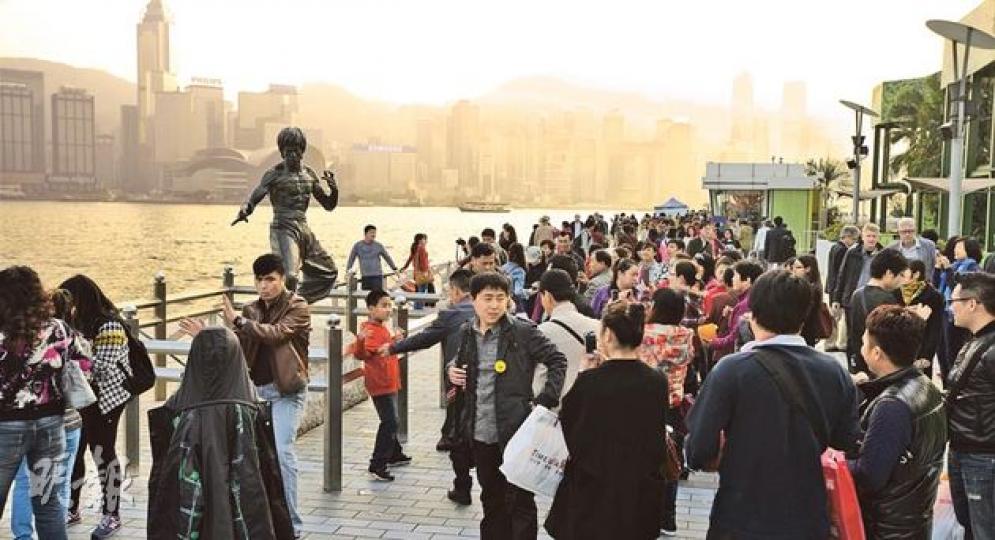 訪港旅客人數不斷上升,旅客人潮不絕,政府預測,2017年訪港旅客量將會升至逾7000萬,2023年會更進一步升至超過1億,預料酒店供應會持續緊張,而景點則大致可容納增長的旅客。(黃志東攝) 訪港旅客人數不斷上升,旅客人潮不絕,政府預測,2017年訪港旅客量將會升至逾7000萬,2023年會更進一步升至超過1億,預料酒店供應會持續緊張,而景點則大致可容納增長的旅客。(黃志東攝)