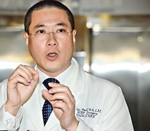 威院外科部門主管、中大外科學系系主任賴寶山強調,易小玲的手術日期無政治考慮,但不評論傳媒引述高層電郵的真偽。(劉焌陶攝) 易小玲(坐輪椅者)在立法會議員涂謹申(左一)、姊姊易大玲(推輪椅者)及律師關尚義(右二)陪同下見威院高層。會後易小玲指出,對院方就其手術是否受政治干預的解釋,仍感難以信服。(劉焌陶攝) 威院外科部門主管、中大外科學系系主任賴寶山強調,易小玲的手術日期無政治考慮,但不評論傳媒引述高層電郵的真偽。(劉焌陶攝) 易小玲(坐輪椅者)在立法會議員涂謹申(左一)、姊姊易大玲(推輪椅者)及律師關尚義(右二)陪同下見威院高層。會後易小玲指出,對院方就其手術是否受政治干預的解釋,仍感難以信服。(劉焌陶攝)