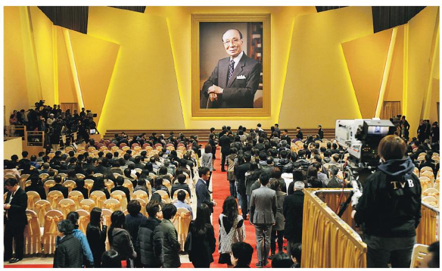 一代影視大亨邵逸夫爵士的追思會昨在將軍澳邵氏影城舉行,為貫徹邵逸夫生前簡樸節約的作風,大會婉拒所有花圈及輓聯,追思會大堂則擺放邵逸夫的巨型照片。(李紹昌攝) 特首梁振英(左二)及妻子唐青儀(左一)昨午亦出席追思會,並慰問邵逸夫親人,右一為邵逸夫遺孀「六嬸」方逸華。(李紹昌攝) 邵逸夫生前成立被譽為「東方諾貝爾獎」的邵逸夫獎,表揚國際學者,邵逸夫獎評審會主席為諾貝爾獎華人得主楊振寧。楊振寧(中)昨攜同妻子翁帆(右)出席追思會致敬。(李紹昌攝) 邵逸夫生前支持香港教育發展不遺餘力,向多間大學巨額捐款 一代影視大亨邵逸夫爵士的追思會昨在將軍澳邵氏影城舉行,為貫徹邵逸夫生前簡樸節約的作風,大會婉拒所有花圈及輓聯,追思會大堂則擺放邵逸夫的巨型照片。(李紹昌攝) 特首梁振英(左二)及妻子唐青儀(左一)昨午亦出席追思會,並慰問邵逸夫親人,右一為邵逸夫遺孀「六嬸」方逸華。(李紹昌攝) 邵逸夫生前成立被譽為「東方諾貝爾獎」的邵逸夫獎,表揚國際學者,邵逸夫獎評審會主席為諾貝爾獎華人得主楊振寧。楊振寧(中)昨攜同妻子翁帆(右)出席追思會致敬。(李紹昌攝) 邵逸夫生前支持香港教育發展不遺餘力,向多間大學巨額捐款