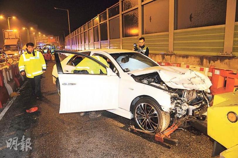 停牌女子疑偷駕父親的私家車,在吐露港公路飛馳時撞車,車頭盡毁,撞毁多個水馬後翻側,司機涉「四宗罪」被捕。圖為該車已扶正,正由拖車拖走等候檢驗。(蔡方山攝) 涉事女司機(左)事後被捕,由警員看守到醫院候診,期間她與到院探望的長髮女友人談笑風生,神態自若。(蔡方山攝) 停牌女子疑偷駕父親的私家車,在吐露港公路飛馳時撞車,車頭盡毁,撞毁多個水馬後翻側,司機涉「四宗罪」被捕。圖為該車已扶正,正由拖車拖走等候檢驗。(蔡方山攝) 涉事女司機(左)事後被捕,由警員看守到醫院候診,期間她與到院探望的長髮女友人談笑風生,神態自若。(蔡方山攝)