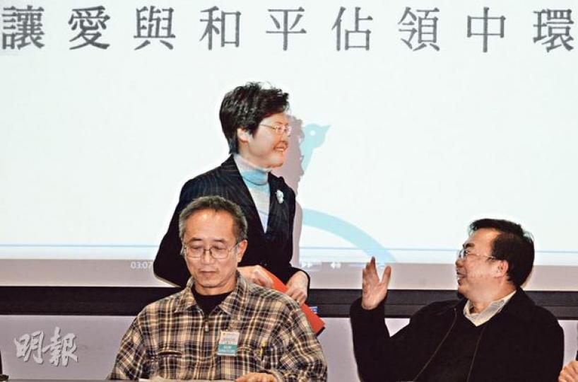林鄭月娥(後)及譚志源昨在立會與民主黨成員交流政改,與會者包括該黨張文光(右)等,但討論未能凝聚共識。民主黨則表明若普選方案有篩選,便要「中環見」。席間,民主黨亦以電腦投映出佔中的口號。(劉焌陶攝) 林鄭月娥(後)及譚志源昨在立會與民主黨成員交流政改,與會者包括該黨張文光(右)等,但討論未能凝聚共識。民主黨則表明若普選方案有篩選,便要「中環見」。席間,民主黨亦以電腦投映出佔中的口號。(劉焌陶攝)