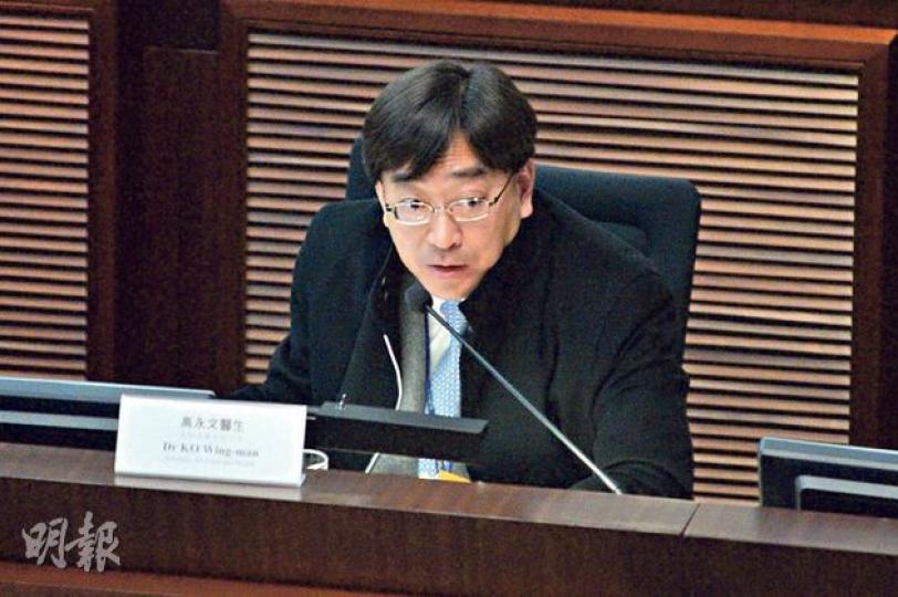 食物及衛生局長高永文昨表示,下周五起在內地註冊供港養殖場,及本港文錦渡關口,為供港活雞進行H7禽流感血清測試,本地農場亦同步引入血清測試。(盧翊銘攝) 食物及衛生局長高永文昨表示,下周五起在內地註冊供港養殖場,及本港文錦渡關口,為供港活雞進行H7禽流感血清測試,本地農場亦同步引入血清測試。(盧翊銘攝)