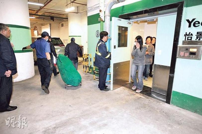 疑因工作壓力患上抑鬱症的「IT男」跳樓死亡,屍體由仵工舁走,其妻(右)尾隨掩面痛哭,頻呼﹕「唔好走呀!」(衛永康攝) 疑因工作壓力患上抑鬱症的「IT男」跳樓死亡,屍體由仵工舁走,其妻(右)尾隨掩面痛哭,頻呼﹕「唔好走呀!」(衛永康攝)