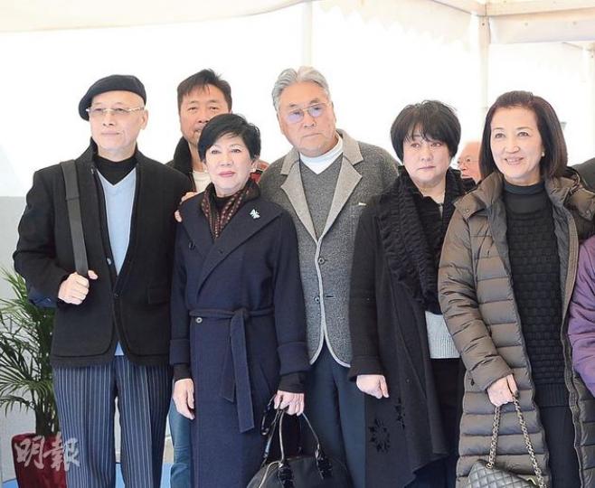邵氏影星齊追思六叔,包括岳華(左起)、凌波、金漢、秦萍及馬海倫。(攝影/記者﹕娛樂組) 凌波與六嬸相擁緬懷舊事。(攝影/記者﹕娛樂組) 狄龍與太太陶敏明到場。(攝影/記者﹕娛樂組) 徐楓在兒子湯珈鋮陪同下出席追思會。(攝影/記者﹕娛樂組) 唐佳與雪妮因拍戲而結情緣。(攝影/記者﹕娛樂組) 陳觀泰(左)與邵音音與六嬸寒暄。(攝影/記者﹕娛樂組) 惠英紅撐着拐杖到追思會。(攝影/記者﹕娛樂組) 樂易玲引領前男友阿B入主禮堂。(攝影/記者﹕娛樂組) 向華強與太太敬佩六叔對電影的熱誠。(攝影/記者﹕娛樂 邵氏影星齊追思六叔,包括岳華(左起)、凌波、金漢、秦萍及馬海倫。(攝影/記者﹕娛樂組) 凌波與六嬸相擁緬懷舊事。(攝影/記者﹕娛樂組) 狄龍與太太陶敏明到場。(攝影/記者﹕娛樂組) 徐楓在兒子湯珈鋮陪同下出席追思會。(攝影/記者﹕娛樂組) 唐佳與雪妮因拍戲而結情緣。(攝影/記者﹕娛樂組) 陳觀泰(左)與邵音音與六嬸寒暄。(攝影/記者﹕娛樂組) 惠英紅撐着拐杖到追思會。(攝影/記者﹕娛樂組) 樂易玲引領前男友阿B入主禮堂。(攝影/記者﹕娛樂組) 向華強與太太敬佩六叔對電影的熱誠。(攝影/記者﹕娛樂