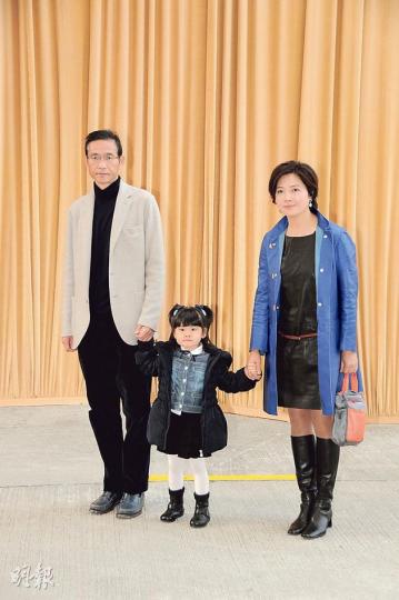 曹眾帶了女兒與老公一起懷念六叔。(攝影﹕娛樂組) 政務司長林鄭月娥亦有到場,六嬸親自迎接。(攝影﹕娛樂組) 賭王三太陳婉珍(攝影﹕娛樂組) 賭王四太梁安琪(攝影﹕娛樂組) 周梁淑怡(攝影﹕娛樂組) 李麗娟(左)、陳方安生(右)(攝影﹕娛樂組) 食物及衛生局長高永文(攝影﹕娛樂組) 前行政長官曾蔭權伉儷(攝影﹕娛樂組) 教育局長吳克儉(攝影﹕娛樂組) 李國章(左),李國寶(中)(攝影﹕娛樂組) 趙世曾(攝影﹕娛樂組) 余錦基(攝影﹕娛樂組) 白韻琹(左)、謝偉俊(右)(攝影﹕娛樂組) 曹眾帶了女兒與老公一起懷念六叔。(攝影﹕娛樂組) 政務司長林鄭月娥亦有到場,六嬸親自迎接。(攝影﹕娛樂組) 賭王三太陳婉珍(攝影﹕娛樂組) 賭王四太梁安琪(攝影﹕娛樂組) 周梁淑怡(攝影﹕娛樂組) 李麗娟(左)、陳方安生(右)(攝影﹕娛樂組) 食物及衛生局長高永文(攝影﹕娛樂組) 前行政長官曾蔭權伉儷(攝影﹕娛樂組) 教育局長吳克儉(攝影﹕娛樂組) 李國章(左),李國寶(中)(攝影﹕娛樂組) 趙世曾(攝影﹕娛樂組) 余錦基(攝影﹕娛樂組) 白韻琹(左)、謝偉俊(右)(攝影﹕娛樂組)