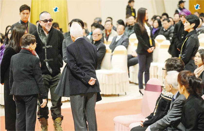 黃秋生沒有望陳芷菁,只上前跟方逸華握手。(攝影﹕娛樂組) 黃秋生沒有望陳芷菁,只上前跟方逸華握手。(攝影﹕娛樂組)