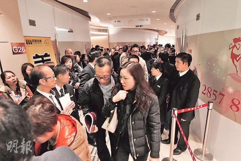 紅磡昇御門昨晨開售31個4房大單位，就售樓處所見，準買家魚貫進場時秩序良好，惟現場售樓氣氛卻未見太熾熱。（李紹昌攝）