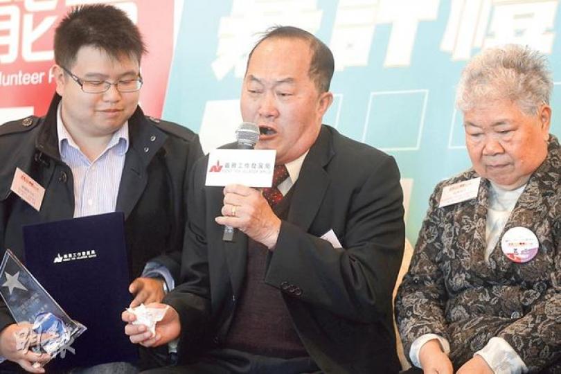 年屆八旬的陸燕婆婆(右),自20年前退休後一直參與義工服務,常探訪獨居長者及籌辦活動,又會在公園內當「說客」及「中間人」,向長者講解長者卡、平安鐘等服務,並協助申請。而陳遠勤(中)憶起常探訪的籠屋老人突然離世,不禁落淚。(李紹昌攝) 年屆八旬的陸燕婆婆(右),自20年前退休後一直參與義工服務,常探訪獨居長者及籌辦活動,又會在公園內當「說客」及「中間人」,向長者講解長者卡、平安鐘等服務,並協助申請。而陳遠勤(中)憶起常探訪的籠屋老人突然離世,不禁落淚。(李紹昌攝)