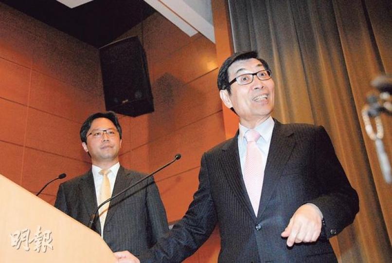 台灣長庚醫院整形外科專家魏福全(圖右)稱,料易小玲4個月後可做種牙手術,半年內完成,其間可繼續做疤痕復修等手術,整個療程需時一年。(丁灝嵐攝) 台灣長庚醫院整形外科專家魏福全(圖右)稱,料易小玲4個月後可做種牙手術,半年內完成,其間可繼續做疤痕復修等手術,整個療程需時一年。(丁灝嵐攝)
