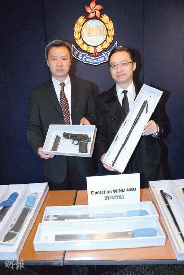 有組織罪案及三合會調查科警司郭耿誠(左)及總督察游乃強(右)展示行動中搜出的大批武器,包括刀及氣槍等。(丁灝嵐攝) 有組織罪案及三合會調查科警司郭耿誠(左)及總督察游乃強(右)展示行動中搜出的大批武器,包括刀及氣槍等。(丁灝嵐攝)