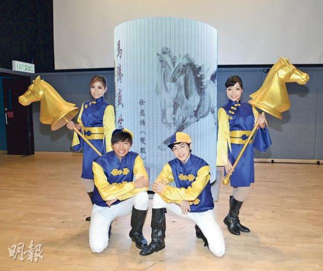 馬會今年將連續19年參與新春花車巡遊，今年的花車裝置巨型走馬燈（圖後），並會以動畫形式展示國畫大師徐悲鴻的水墨名作《雙駿》。參與巡遊的22名舞蹈員中，包括由社工變舞蹈員的徐霆佳（前左一），期望以自身經歷勉勵時下青年追尋夢想。（陳淑安攝）