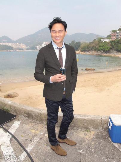 張智霖表示失落視帝一事早已放下，不出席《勁歌》因沒有人邀請。（攝影/記者﹕孫慧莊）張智霖與一大班工作人員拍照留念。（攝影/記者﹕孫慧莊）