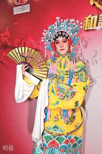蔡梓銘反串扮花旦，被指非常重口味。（攝影/記者﹕鍾一虹）應屆亞姐冠軍房星彤（左）性感度不及身旁的季軍陳夢圓（右），但無損自信心，自認比較女神。（攝影/記者﹕鍾一虹）