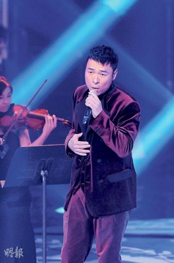 許志安擔任表演嘉賓,被司儀鄭裕玲追問是否已婚。(攝影:鍾偉茵、梁榮達) 許志安擔任表演嘉賓,被司儀鄭裕玲追問是否已婚。(攝影:鍾偉茵、梁榮達)