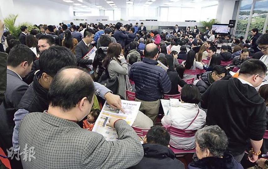 恒地及新世界的馬鞍山迎海•星灣昨再沽202伙，套現約16億元；發展商即晚加推272伙，並首度推出2個位於第18座的頂層複式戶。（李澤彤攝）