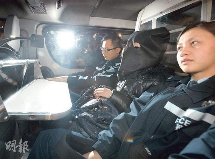 涉嫌虐打印傭Erwiana的44歲羅姓女僱主,昨日下午在機場準備離境赴曼谷時被捕,被黑布蒙頭帶上警車,由警方帶返將軍澳警署調查,案件列傷人案,由重案組接手。(盧翊銘攝)警方與勞工處共6名代表昨晚到達印尼瓜哇,立即到醫院探望疑被虐印傭Erwiana。Erwiana昨晚卧牀休息(圖),傷勢漸漸好轉,由母親(右)看顧。(鄧宗弘印尼攝)警方與勞工處一行六人昨早出發到印尼,調查印傭懷疑被僱主虐待及被剋扣人工案,警方調查隊由觀塘警區刑事總督察鍾志明(右三)帶領。(鄧宗弘攝) 涉嫌虐打印傭Erwiana的44歲羅姓女僱主,昨日下午在機場準備離境赴曼谷時被捕,被黑布蒙頭帶上警車,由警方帶返將軍澳警署調查,案件列傷人案,由重案組接手。(盧翊銘攝)警方與勞工處共6名代表昨晚到達印尼瓜哇,立即到醫院探望疑被虐印傭Erwiana。Erwiana昨晚卧牀休息(圖),傷勢漸漸好轉,由母親(右)看顧。(鄧宗弘印尼攝)警方與勞工處一行六人昨早出發到印尼,調查印傭懷疑被僱主虐待及被剋扣人工案,警方調查隊由觀塘警區刑事總督察鍾志明(右三)帶領。(鄧宗弘攝)