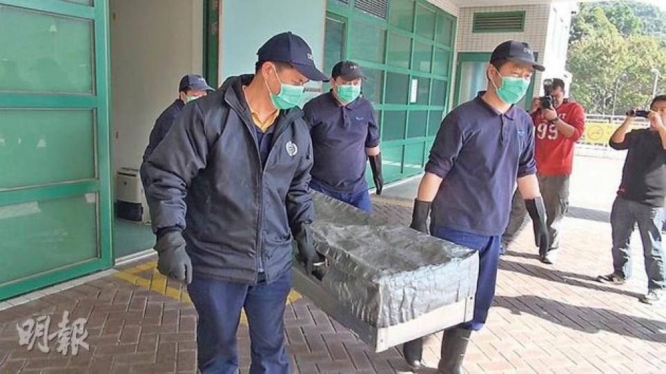 住在將軍澳茅湖仔村的6個月大女嬰,昨清晨突告昏迷,救護員趕至搶救,惟返魂乏術,遺體由仵工送往殮房。(林智傑攝) 住在將軍澳茅湖仔村的6個月大女嬰,昨清晨突告昏迷,救護員趕至搶救,惟返魂乏術,遺體由仵工送往殮房。(林智傑攝)