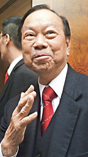 政府擬將擴建堆填區計劃,下月再提交立法會環境事務委員會審批,環境局長黃錦星昨早先到屯門區議會游說,但未有共識。鄉議局主席劉皇發(圖)昨促請局方不要在未諮詢居民前,再將擴建堆填區計劃硬闖立法會。(陳淑安攝) 政府擬將擴建堆填區計劃,下月再提交立法會環境事務委員會審批,環境局長黃錦星昨早先到屯門區議會游說,但未有共識。鄉議局主席劉皇發(圖)昨促請局方不要在未諮詢居民前,再將擴建堆填區計劃硬闖立法會。(陳淑安攝)
