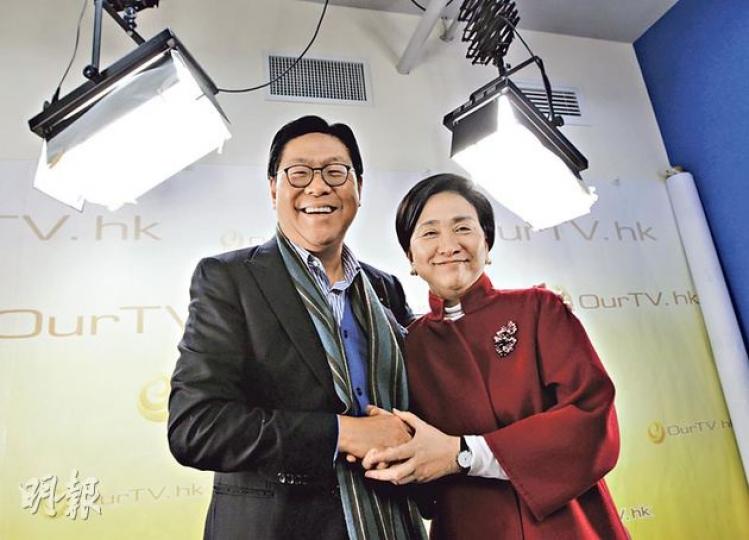 馬時亨(左)又去咗劉慧卿(右)主持嘅網台節目《議會內外》做嘉賓,肥馬強調唔希望見到佔中發生,擔心會演變成近日曼谷被反對派圍城嘅情况。(李澤彤攝) 馬時亨(左)又去咗劉慧卿(右)主持嘅網台節目《議會內外》做嘉賓,肥馬強調唔希望見到佔中發生,擔心會演變成近日曼谷被反對派圍城嘅情况。(李澤彤攝)