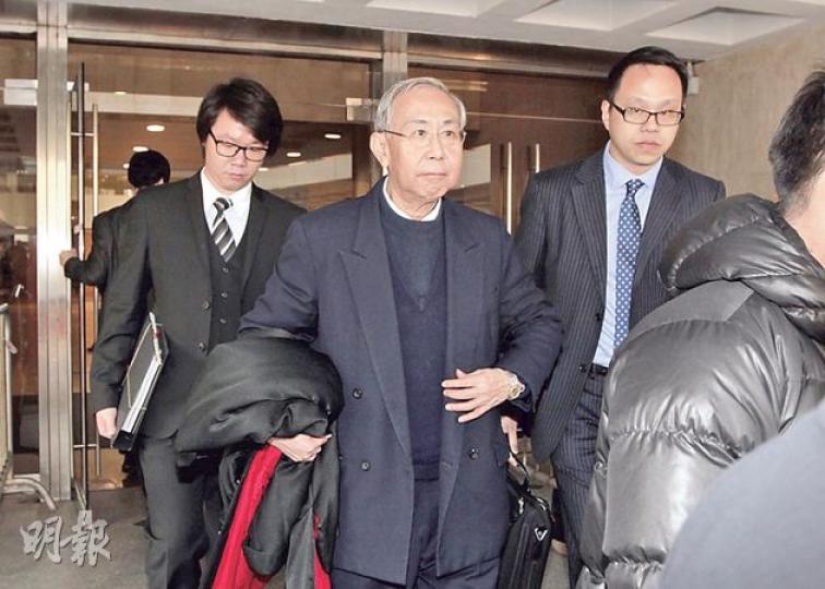 前政務司長許仕仁(圖)早前被法庭宣布破產,昨出庭時精神奕奕,時而露出笑容,未見緊張神情。(李澤彤攝)港交所前高級副總裁關雄生昨仍然架起「黑超」離庭,但未如早前提訊般迴避鏡頭,面對記者拍攝露出微笑。(何偉畧攝) 前政務司長許仕仁(圖)早前被法庭宣布破產,昨出庭時精神奕奕,時而露出笑容,未見緊張神情。(李澤彤攝)港交所前高級副總裁關雄生昨仍然架起「黑超」離庭,但未如早前提訊般迴避鏡頭,面對記者拍攝露出微笑。(何偉畧攝)