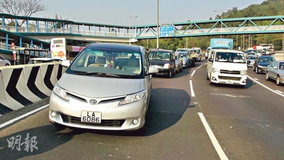 龍翔道向觀塘方向昨日發生5車相撞(圖左方)。(林智傑攝) 龍翔道向觀塘方向昨日發生5車相撞(圖左方)。(林智傑攝)