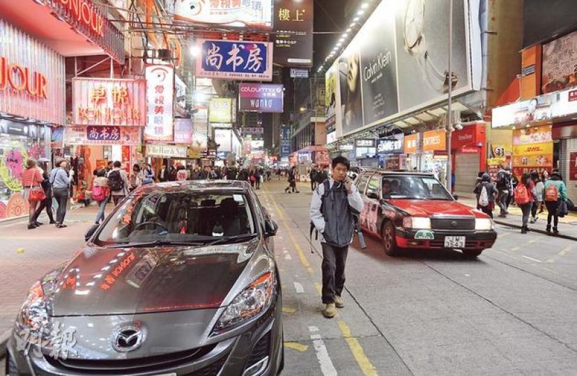 旺角西洋菜南街行人專用區正式縮短開放時間,昨日恢復行車,少了人聲喧鬧,多了汽車引擎聲。但不少人仍當街道是行人區,繼續行馬路。(余俊亮攝) 旺角西洋菜南街行人專用區正式縮短開放時間,昨日恢復行車,少了人聲喧鬧,多了汽車引擎聲。但不少人仍當街道是行人區,繼續行馬路。(余俊亮攝)