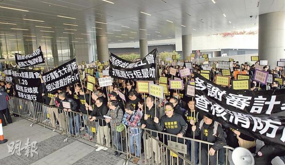 約千名休班及退休救護員昨齊集政府總部請願,批評消防處只給半小時午膳時間,另在救護車安裝行車記錄儀及錄音器,憂侵犯員工私隱。(李澤彤攝) 約千名休班及退休救護員昨齊集政府總部請願,批評消防處只給半小時午膳時間,另在救護車安裝行車記錄儀及錄音器,憂侵犯員工私隱。(李澤彤攝)