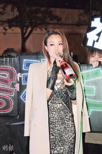 容祖兒全部派台歌都得獎,難怪開心得「吹喇叭」喝下整支香檳。(攝影﹕鍾偉茵、梁榮達)林峯歌迷又開花炮又送金牌,賀偶像再奪「最受歡迎男歌星」獎。(攝影﹕鍾偉茵、梁榮達)許廷鏗雖失落「男歌星」獎,仍獲一眾歌迷開香檳慶賀。(攝影﹕鍾偉茵、梁榮達)樂易玲(箭嘴示)棄星夢幫,特意到英皇的慶功宴跟林峯慶祝「封王」。(攝影﹕鍾偉茵、梁榮達)星夢歌手共得到5首金曲獎項,老闆何哲圖跟歌手們舉杯慶祝。(攝影﹕鍾偉茵、梁榮達) 容祖兒全部派台歌都得獎,難怪開心得「吹喇叭」喝下整支香檳。(攝影﹕鍾偉茵、梁榮達)林峯歌迷又開花炮又送金牌,賀偶像再奪「最受歡迎男歌星」獎。(攝影﹕鍾偉茵、梁榮達)許廷鏗雖失落「男歌星」獎,仍獲一眾歌迷開香檳慶賀。(攝影﹕鍾偉茵、梁榮達)樂易玲(箭嘴示)棄星夢幫,特意到英皇的慶功宴跟林峯慶祝「封王」。(攝影﹕鍾偉茵、梁榮達)星夢歌手共得到5首金曲獎項,老闆何哲圖跟歌手們舉杯慶祝。(攝影﹕鍾偉茵、梁榮達)