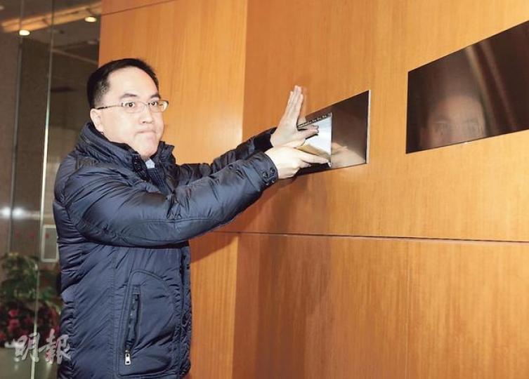 政府報告提出大幅增加住宅供應,港鐵天榮站項目雖然簡化條款招標,仍僅收到3幅標書,圖為長實代表昨日到場入標。(李澤彤攝) 政府報告提出大幅增加住宅供應,港鐵天榮站項目雖然簡化條款招標,仍僅收到3幅標書,圖為長實代表昨日到場入標。(李澤彤攝)