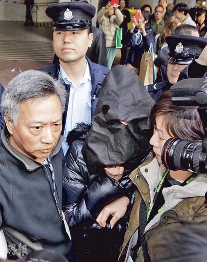 涉嫌虐待印傭的羅姓女僱主，昨午黑布蒙頭由警方押到其將軍澳富康花園寓所蒐證，其間有大批傳媒追訪及街坊圍觀拍照，警方花近10分鐘才能帶她上樓。（李澤彤攝）觀塘警區重案組探員昨午2時半，押解涉嫌虐傭的女疑犯到其將軍澳寓所蒐證，其間有30多名外傭圍觀，她們向疑犯高呼「黐線」，又向警員豎起拇指讚好。（衛永康攝）勞工處勞工事務主任陳嘉詠（右一）在印尼駐港總領事館人員（右二）陪同下，向在當地留醫的Erwiana（臥牀者）了解在港受僱及勞工情况。（鄧宗弘攝）觀塘警區刑事總督察鍾志明（前左一）在Sragen區警察