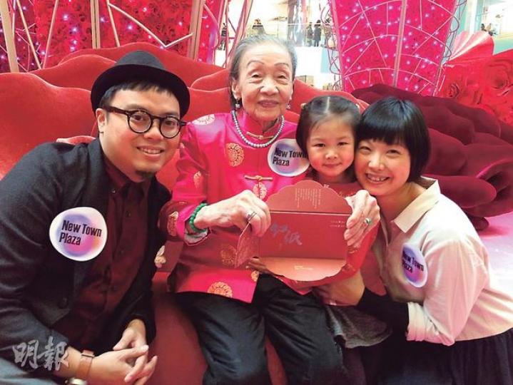 92歲的Candy婆婆（中）至今沿用舊日大戶習俗，派發「一份」利市予親友，她今年會使用創作人Stephen（左）設計的可錄音利市封，傳達祝福話語給在挪威的義子。攝影師Clemen（右）希望透過該利市封把對4歲女兒己悠（右二）的愛和說話保存下來。（余瑋攝）任職金融業的許先生，昨晨兌換了1萬元100元鈔票，他表示今年封利市以100元為主，包括親戚朋友及看更等，不熟悉的街坊則打算封50元，「如果再封20元好似有點小家，睇場戲都唔夠，傾多幾句偈都應該封50啦」，他認為新年利市總支出不算多，不妨封多點，最