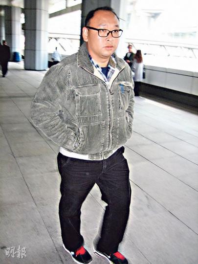 原訴人勞慶健昨在庭上指出,事發後已就傷患施手術,但情况未有改善,故要再做另一次手術。他昨離開法庭時,走路略為不便。(謝美琳攝) 原訴人勞慶健昨在庭上指出,事發後已就傷患施手術,但情况未有改善,故要再做另一次手術。他昨離開法庭時,走路略為不便。(謝美琳攝)